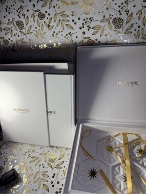 La Prairie White and Gold Holiday Gift Box Set with Star Ornaments